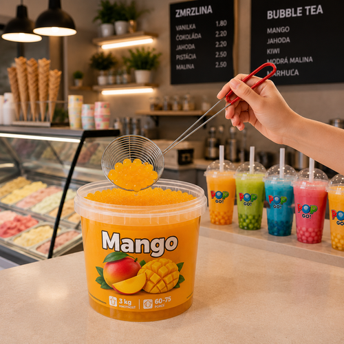 Naberačka na praskajúce guličky Bubble Tea naberajúca mangové guličky z vedierka v zmrzlinárni.