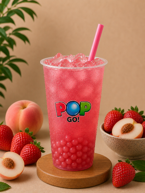 Bubble Tea Pinky s príchuťou jahody a liči, podávaný s ľadom a praskajúcimi guličkami.